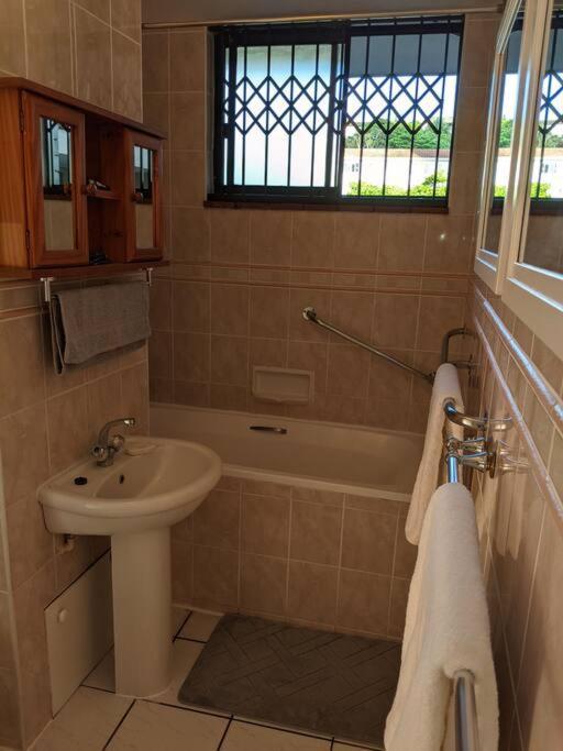 Capri24 - Modern Overlooking The Sea Apartment Amanzimtoti