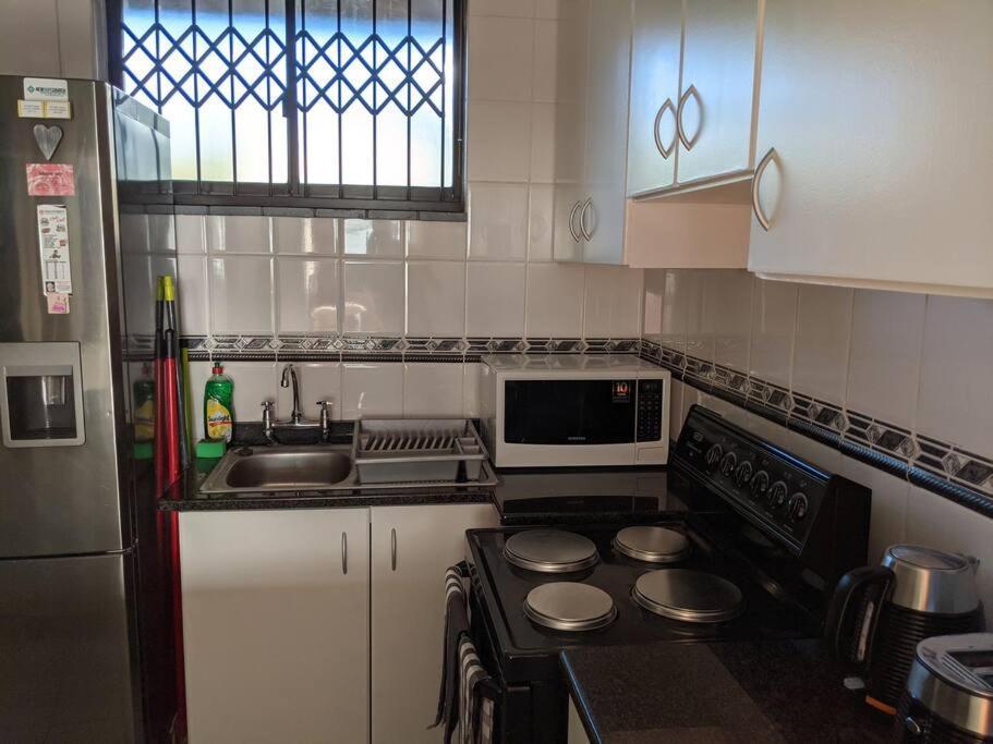 Capri24 - Modern Overlooking The Sea Apartment Amanzimtoti